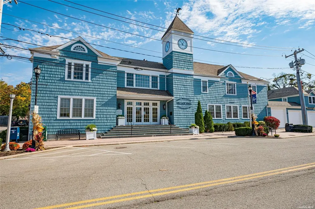 18 School Street East Williston NY 11596