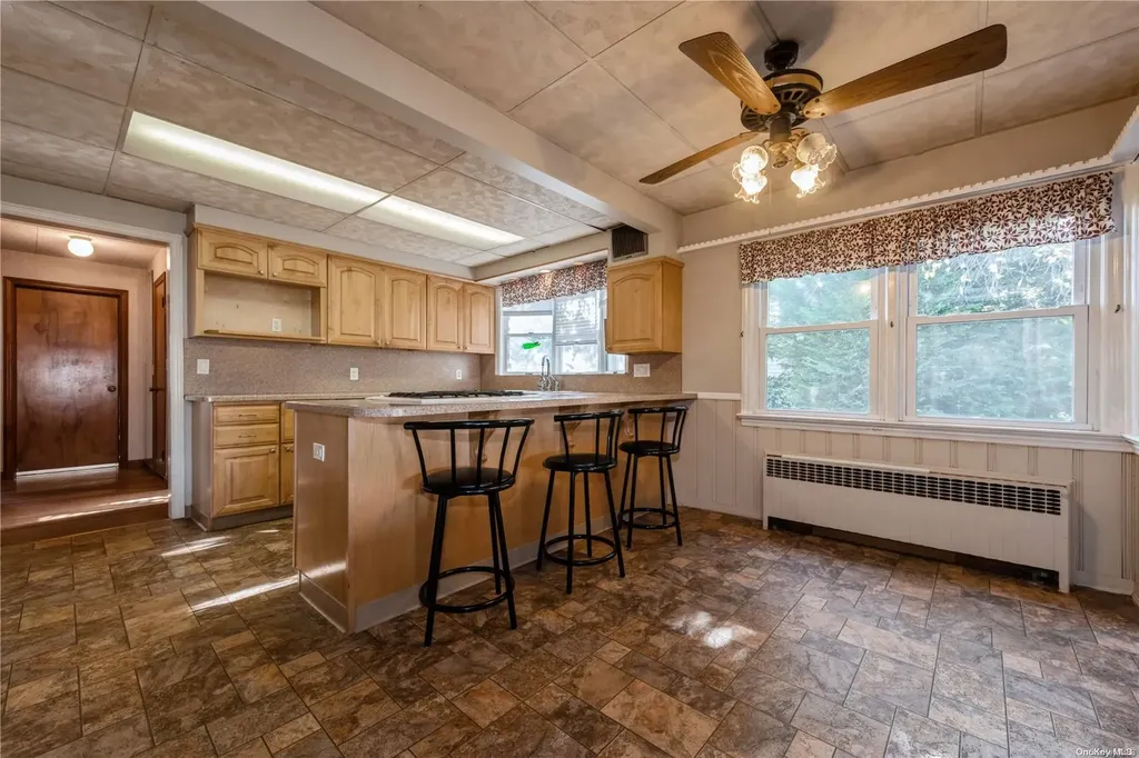 621 S 9th Street Lindenhurst NY 11757
