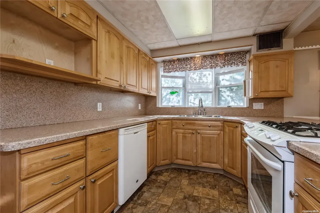 621 S 9th Street Lindenhurst NY 11757