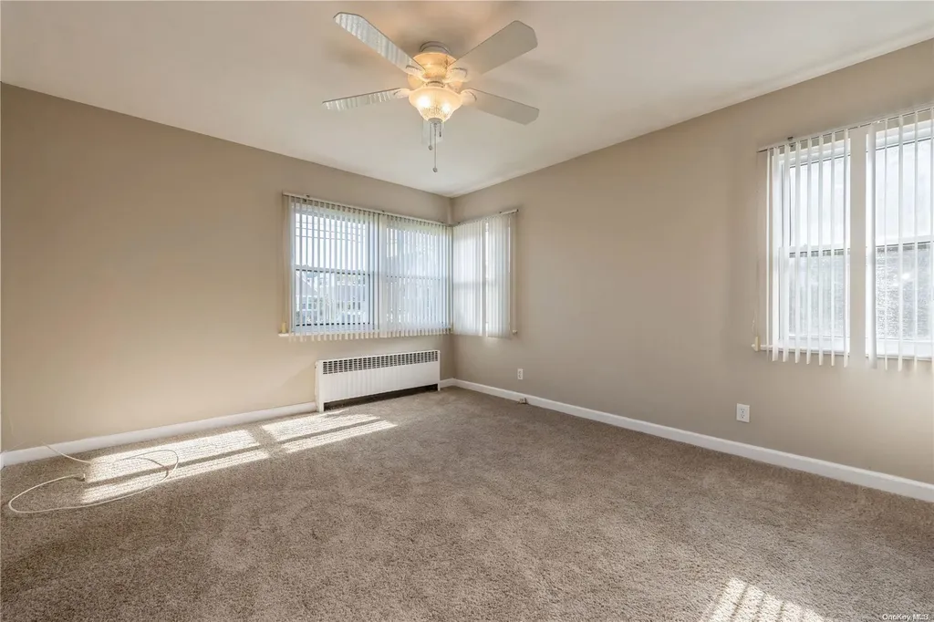 621 S 9th Street Lindenhurst NY 11757