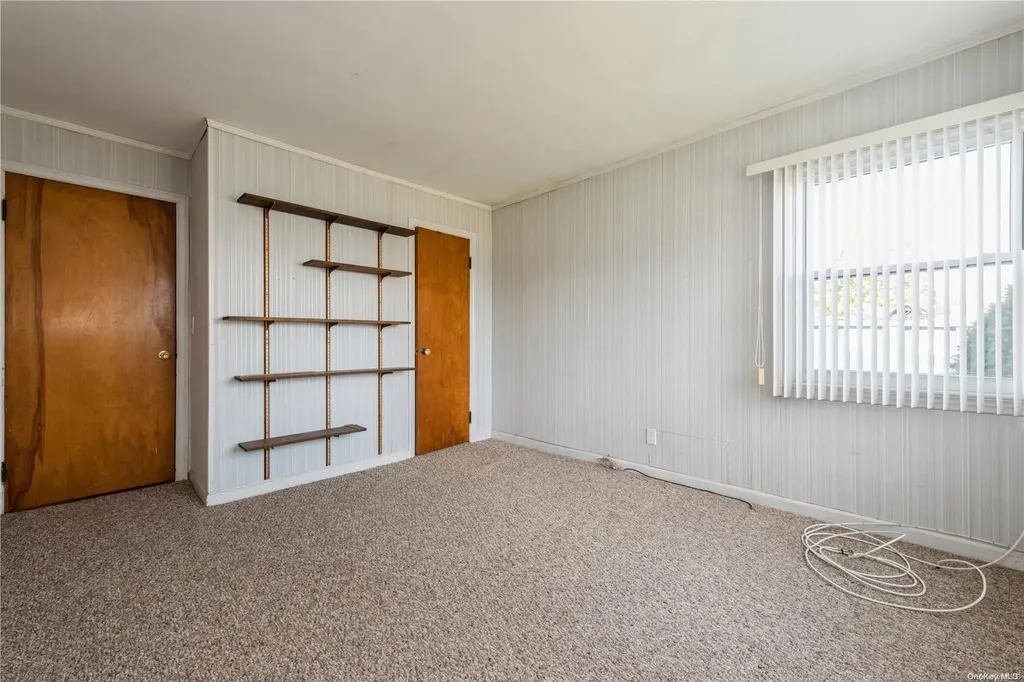 621 S 9th Street Lindenhurst NY 11757