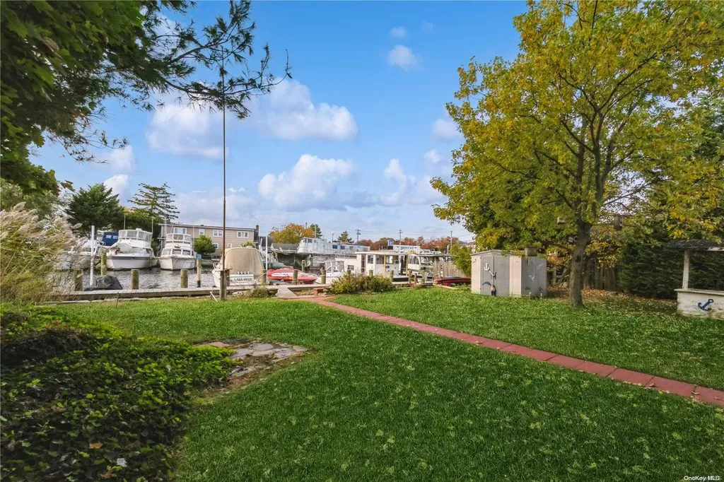 621 S 9th Street Lindenhurst NY 11757
