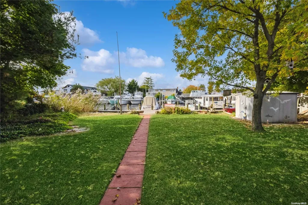 621 S 9th Street Lindenhurst NY 11757