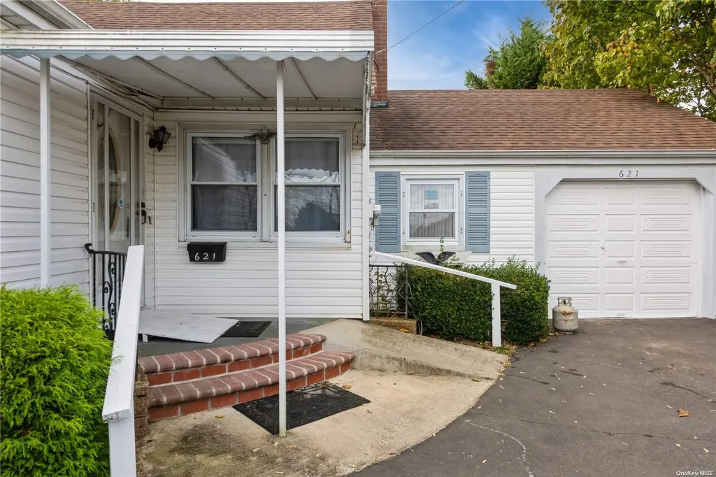 621 S 9th Street Lindenhurst NY 11757