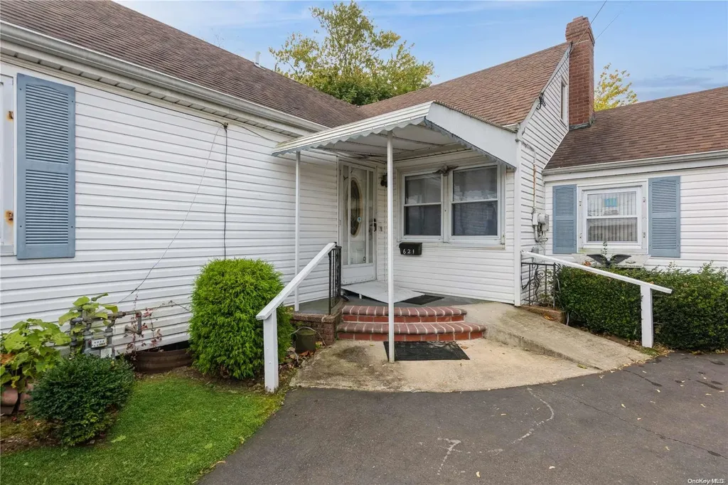 621 S 9th Street Lindenhurst NY 11757