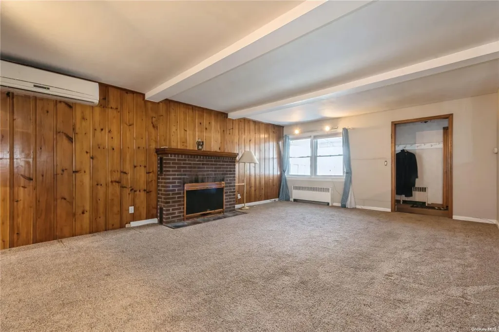 621 S 9th Street Lindenhurst NY 11757