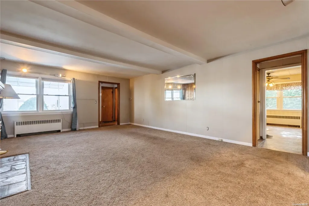 621 S 9th Street Lindenhurst NY 11757