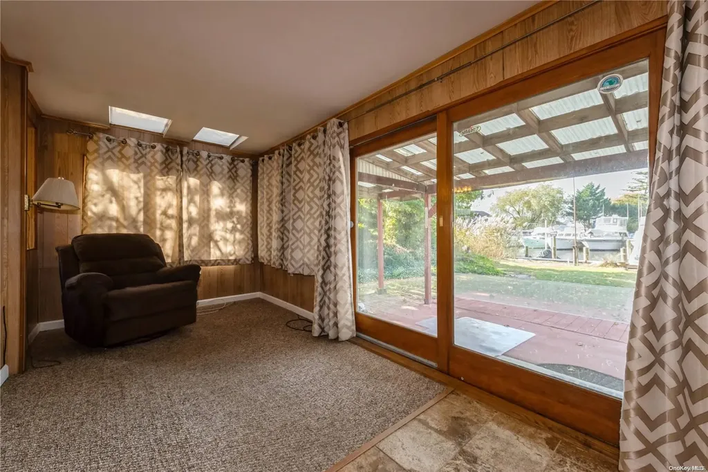 621 S 9th Street Lindenhurst NY 11757