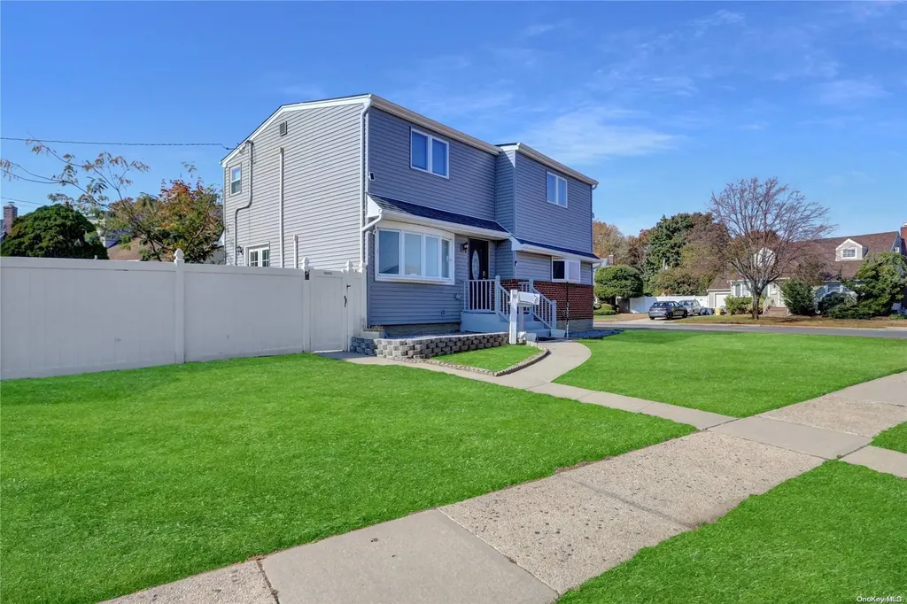 11 Hunt Place Bethpage NY 11714