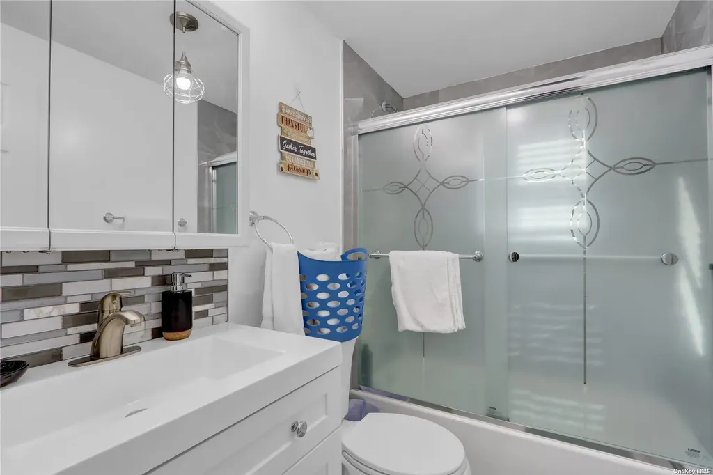 11 Hunt Place Bethpage NY 11714