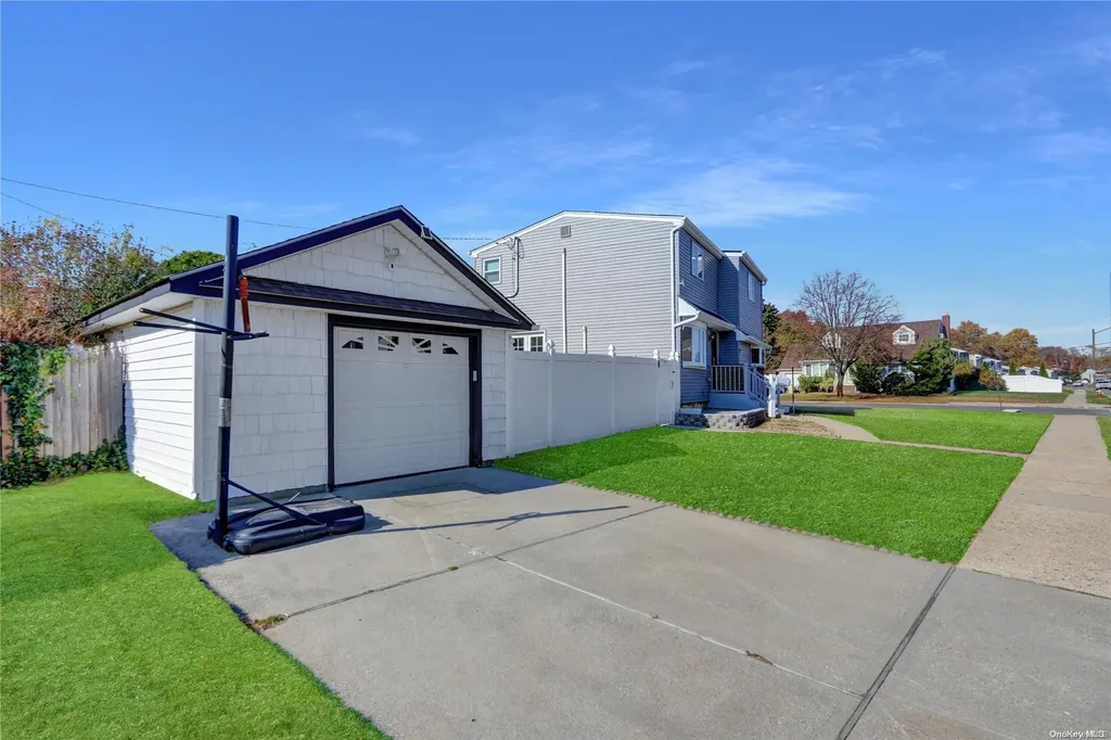 11 Hunt Place Bethpage NY 11714