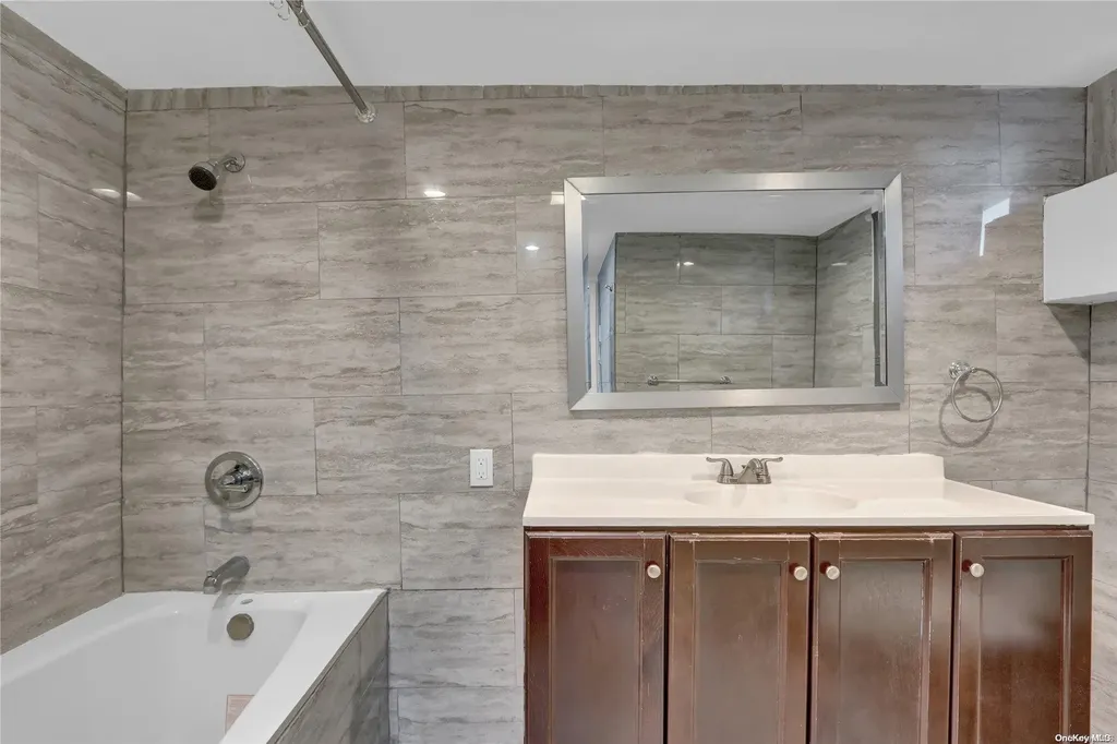 11 Hunt Place Bethpage NY 11714