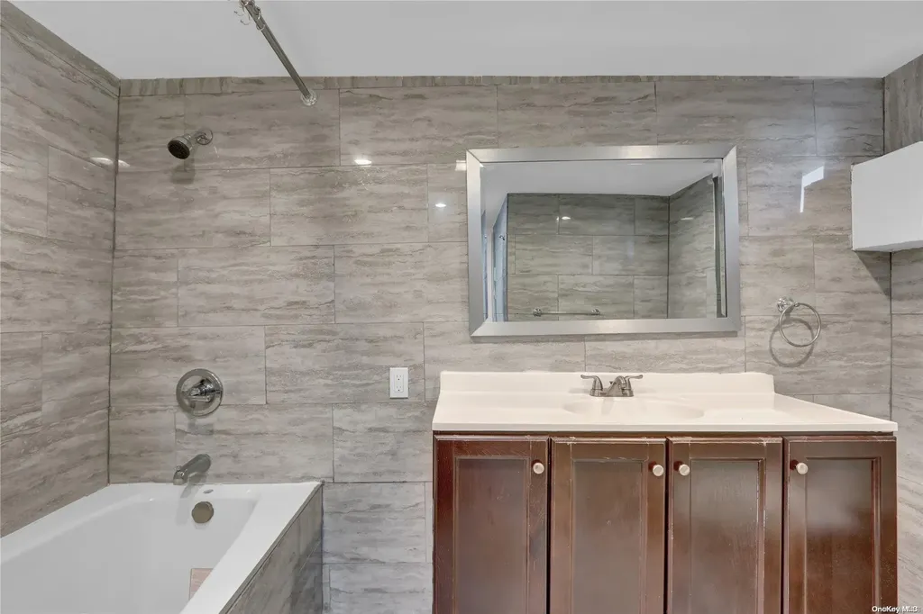 11 Hunt Place Bethpage NY 11714