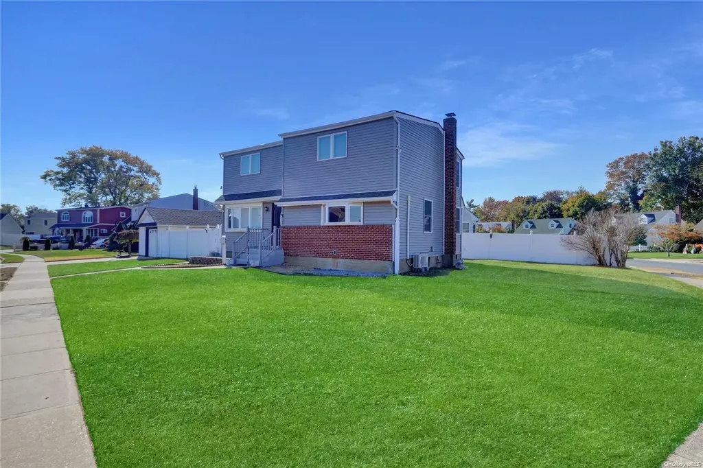 11 Hunt Place Bethpage NY 11714
