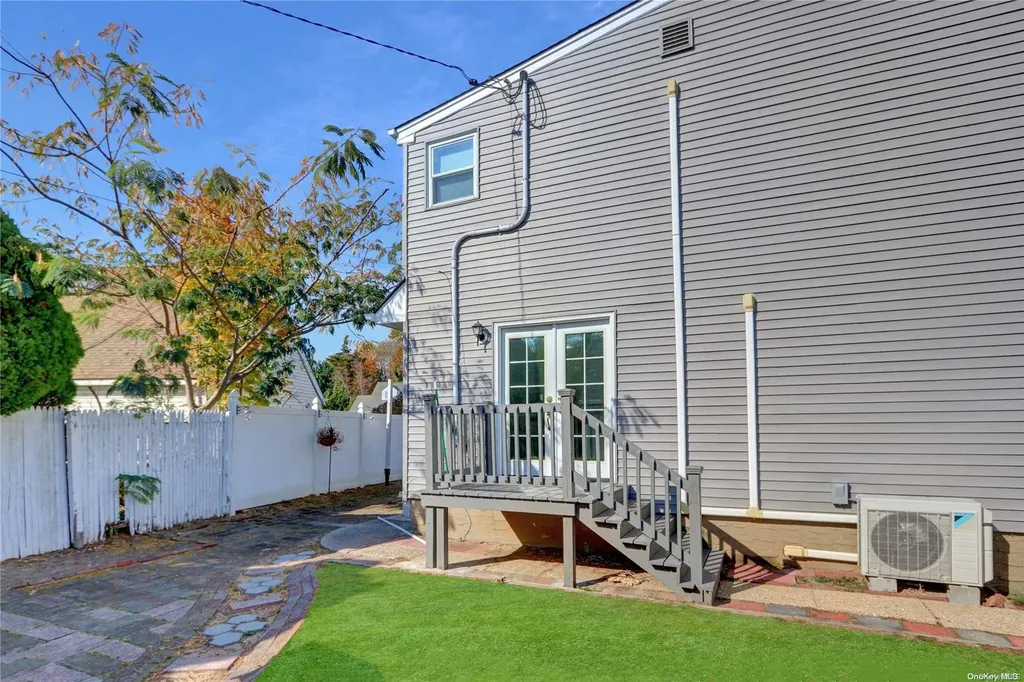11 Hunt Place Bethpage NY 11714