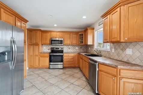 369 Idaho Street Lindenhurst NY 11757