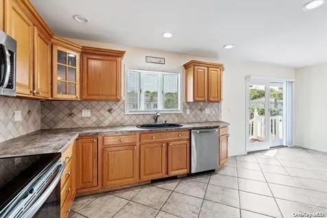 369 Idaho Street Lindenhurst NY 11757