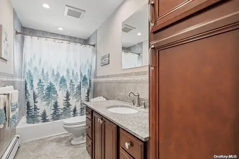 369 Idaho Street Lindenhurst NY 11757