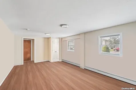 369 Idaho Street Lindenhurst NY 11757