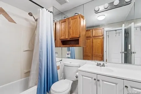 369 Idaho Street Lindenhurst NY 11757