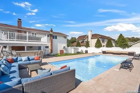 369 Idaho Street Lindenhurst NY 11757