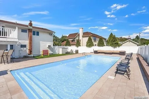 369 Idaho Street Lindenhurst NY 11757