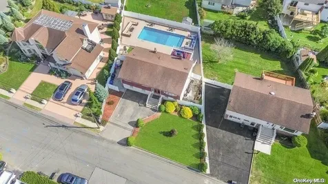 369 Idaho Street Lindenhurst NY 11757