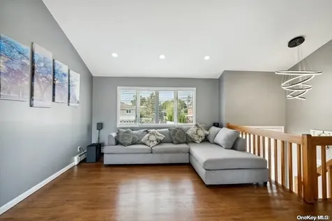 369 Idaho Street Lindenhurst NY 11757