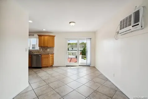 369 Idaho Street Lindenhurst NY 11757