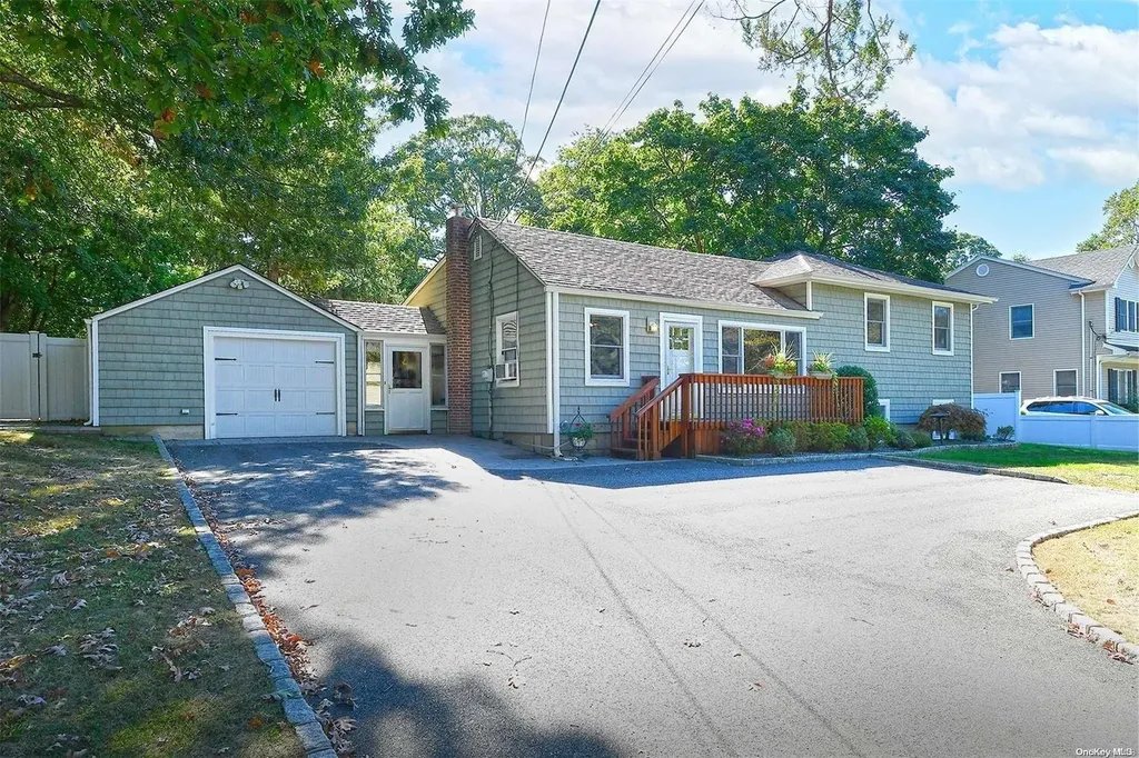 236 Larch Lane Smithtown NY 11787