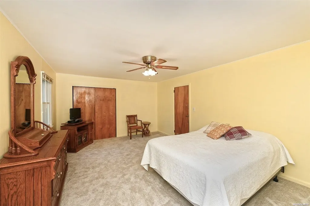 236 Larch Lane Smithtown NY 11787