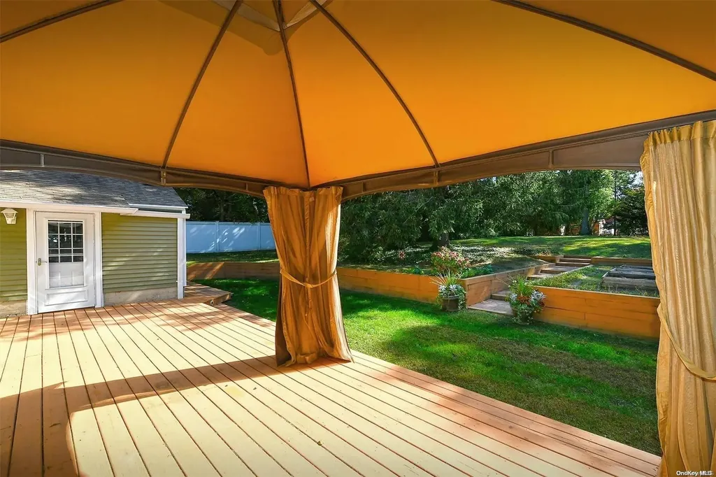 236 Larch Lane Smithtown NY 11787