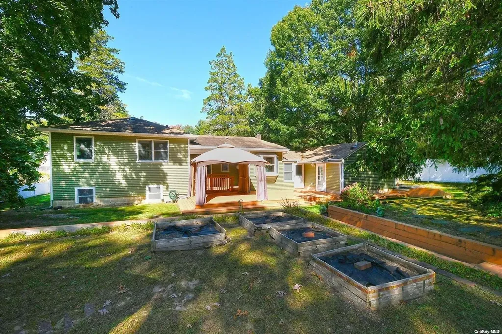 236 Larch Lane Smithtown NY 11787