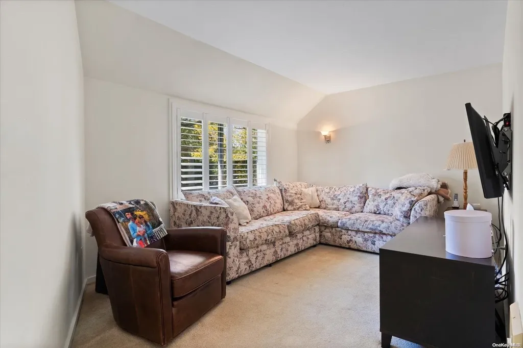 72 Bishops Lane Southampton NY 11968