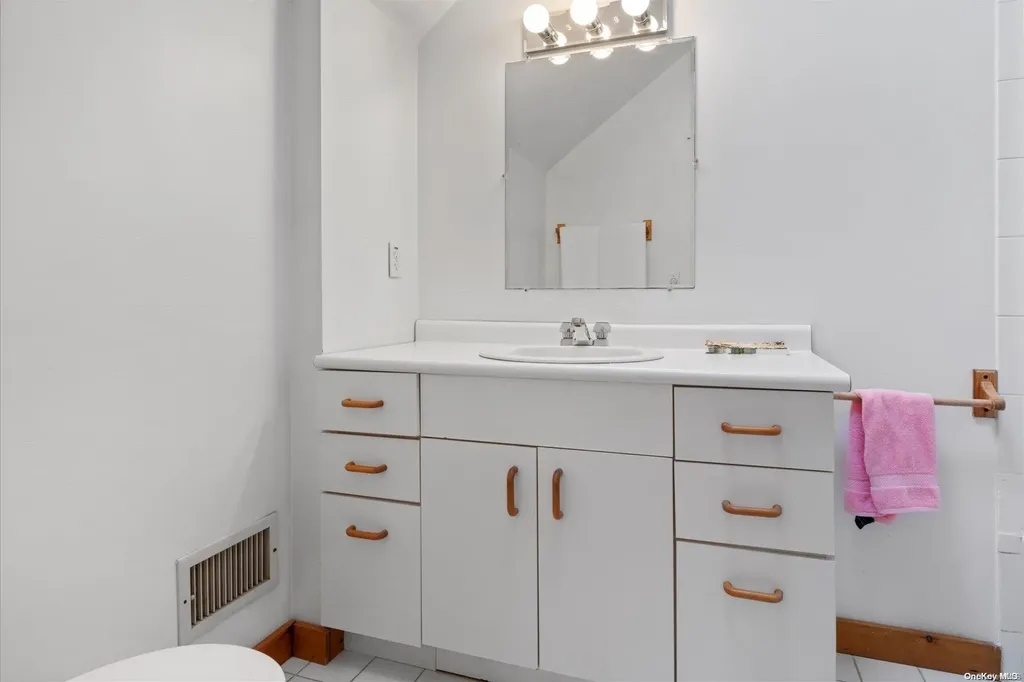 72 Bishops Lane Southampton NY 11968