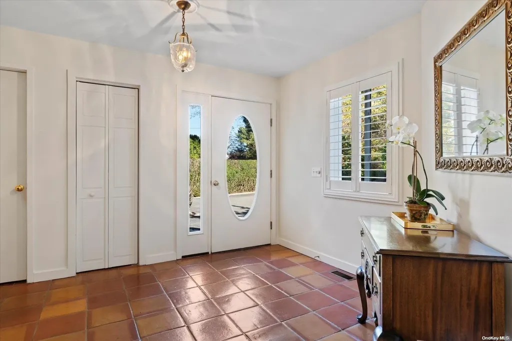 72 Bishops Lane Southampton NY 11968