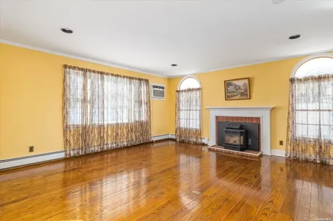 97 N Emerson Avenue Copiague NY 11726