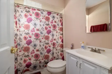 97 N Emerson Avenue Copiague NY 11726