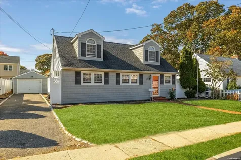 97 N Emerson Avenue Copiague NY 11726
