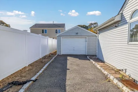 97 N Emerson Avenue Copiague NY 11726