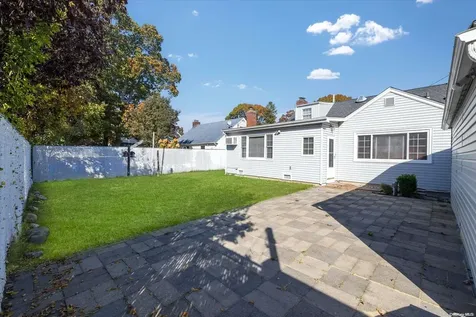 97 N Emerson Avenue Copiague NY 11726