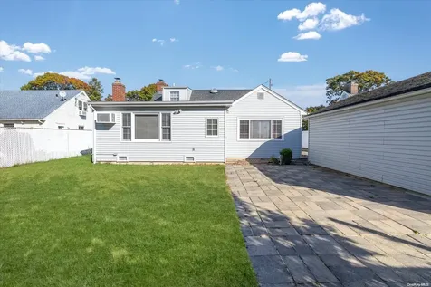 97 N Emerson Avenue Copiague NY 11726