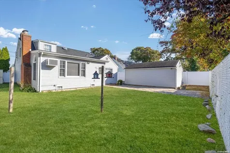 97 N Emerson Avenue Copiague NY 11726