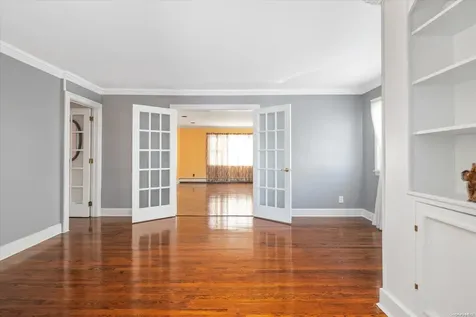 97 N Emerson Avenue Copiague NY 11726