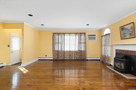 97 N Emerson Avenue Copiague NY 11726