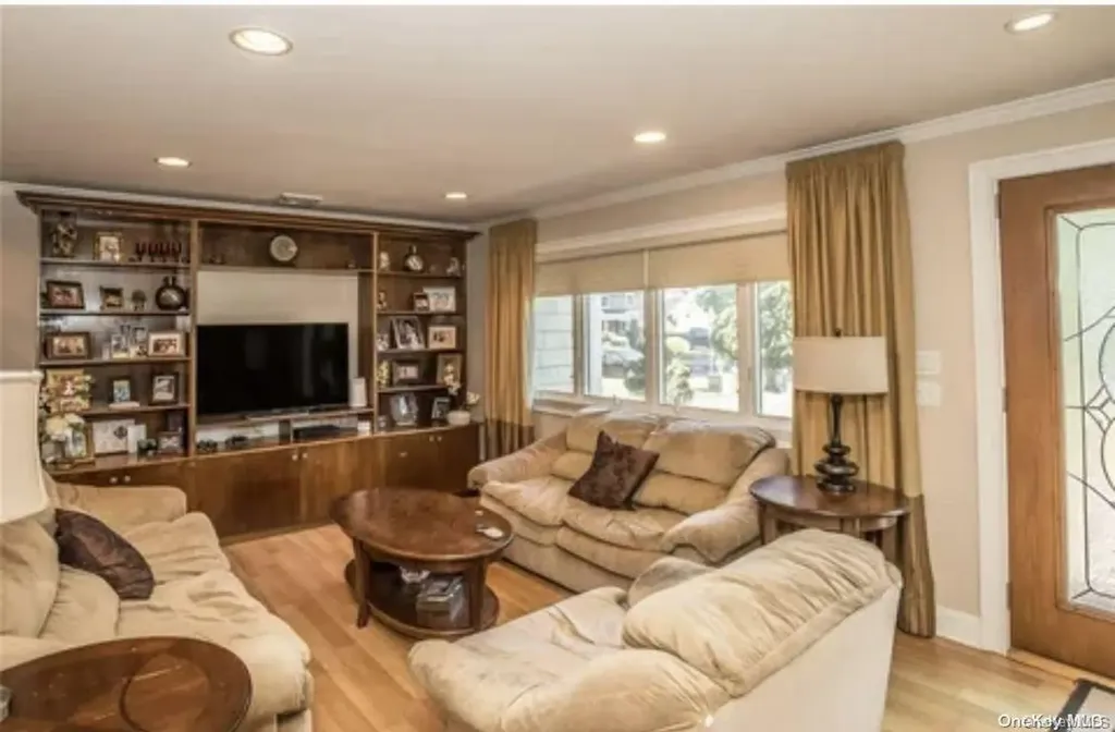 435 Spruce Avenue West Islip NY 11795