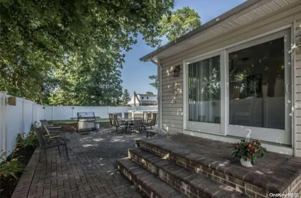 435 Spruce Avenue West Islip NY 11795