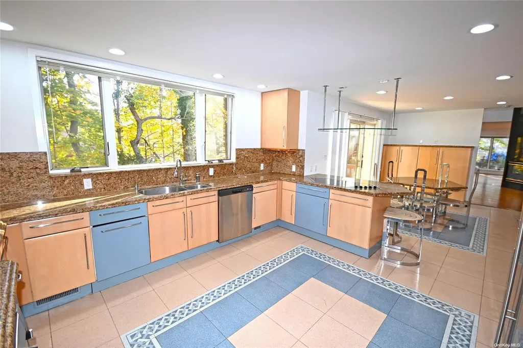 24 Warwick Road Great Neck NY 11023