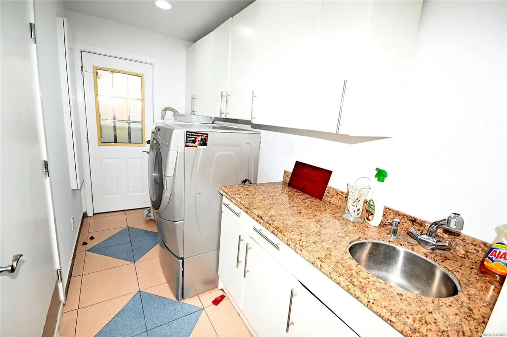 24 Warwick Road Great Neck NY 11023