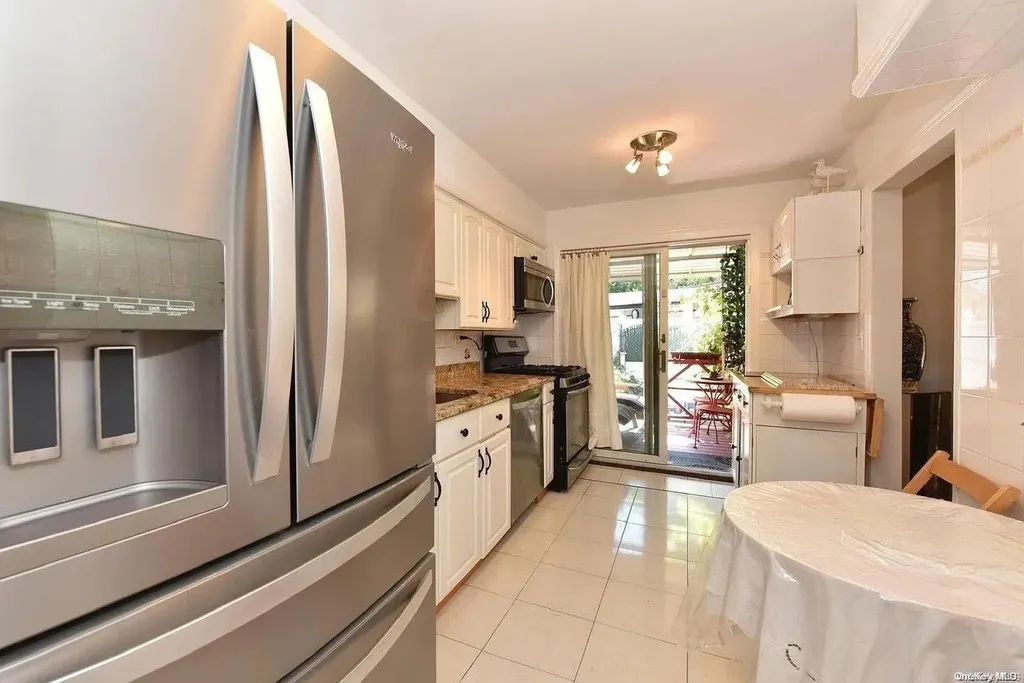 60-02 80th Avenue Glendale NY 11385